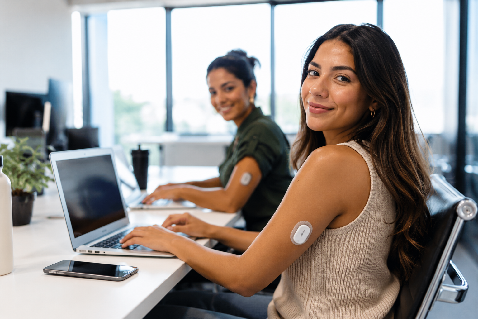 Colaboradoras con sensor de monitoreo continuo de glucosa